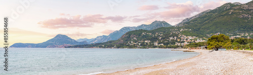Фотография Scenic embankment with beach in Bar, Montenegro, overlooking the blue coastline