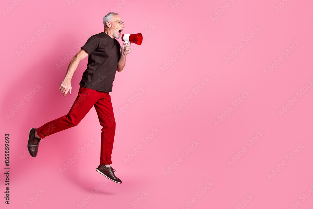 Full size photo of bossy man dressed brown t-shirt in glasses scream in loudspeaker look empty space isolated on pink color background Full size photo of bossy man dressed brown t-shirt in glasses scream in loudspeaker look empty space isolated on pink color background
