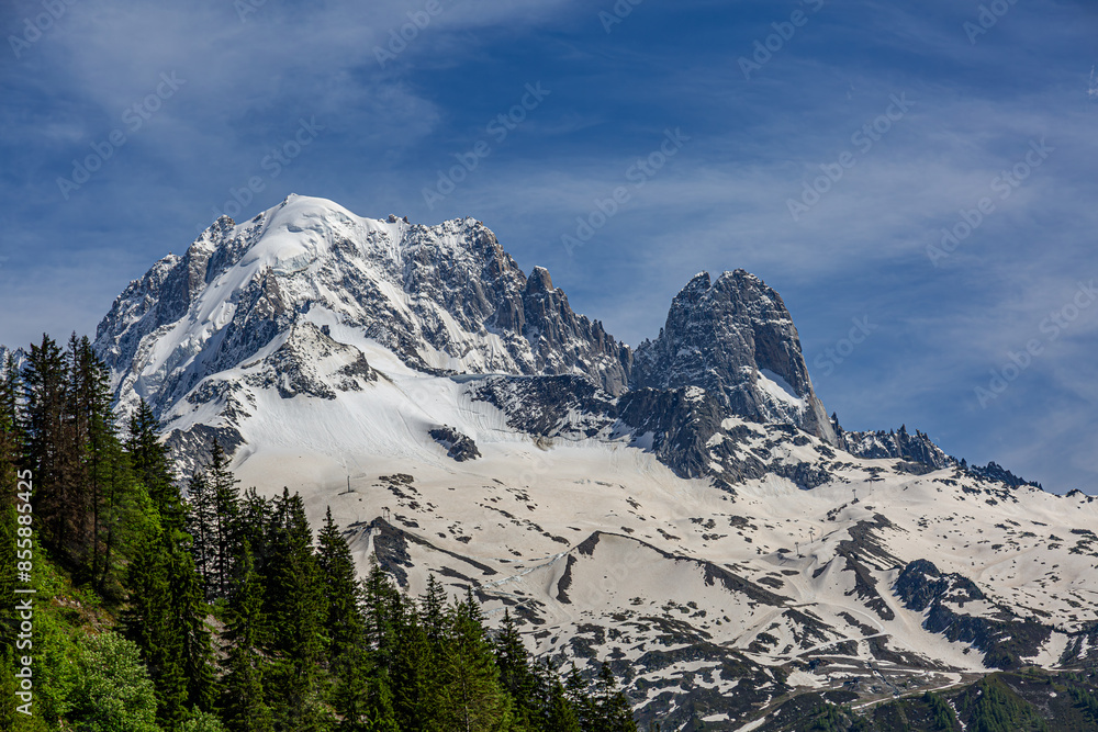 Les Aiguilles de Chamonix, dans le Massif du Mont-Blanc, Haute-Savoie, France Les Aiguilles de Chamonix, dans le Massif du Mont-Blanc, Haute-Savoie, France