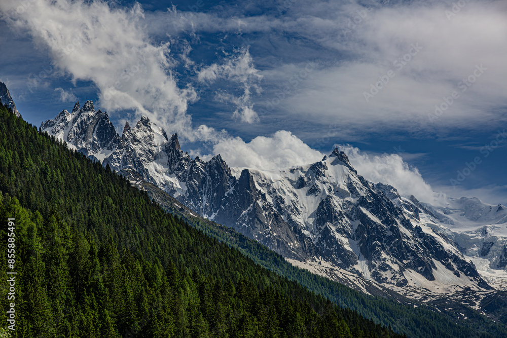 Les Aiguilles de Chamonix, dans le Massif du Mont-Blanc, Haute-Savoie, France Les Aiguilles de Chamonix, dans le Massif du Mont-Blanc, Haute-Savoie, France