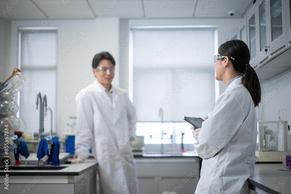 Obraz premium doctor working with tablet in lab