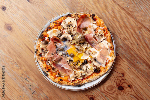 pizza, capricciosa, rossa, italia, tradizione, mozzarella, tavolo, grezzo, legno, vecchio, rovinato, marrone, uovo, crudo, prosciutto, carciofi, olive, sodo, funghi, quattro, stagioni, prospettiva, in