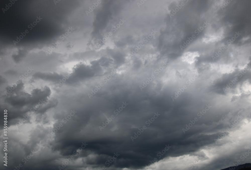 Dunkler Himmel vor dem Sturm Dunkler Himmel vor dem Sturm