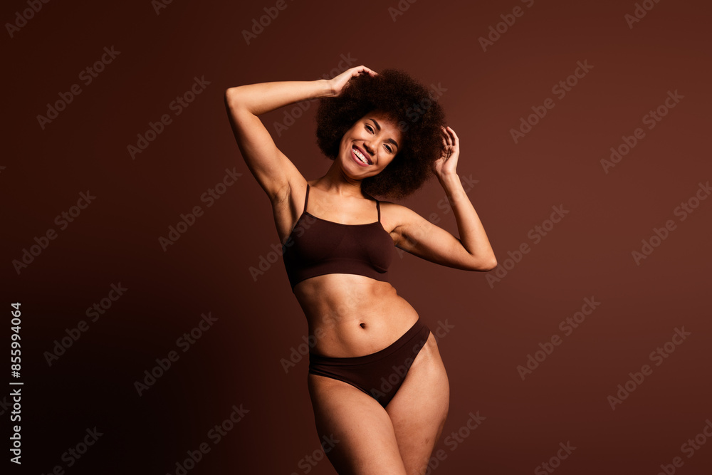 Obraz premium Photo of confident cheerful lady underwear lingerie accepting imperfections empty space isolated brown color background