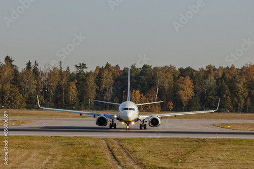 Obraz na płótnie airplane on the ground w salonie