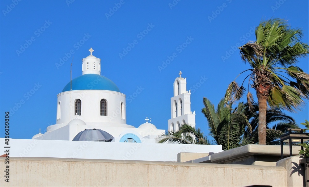 Obraz premium Oia, Santorini Greece church and palm tree