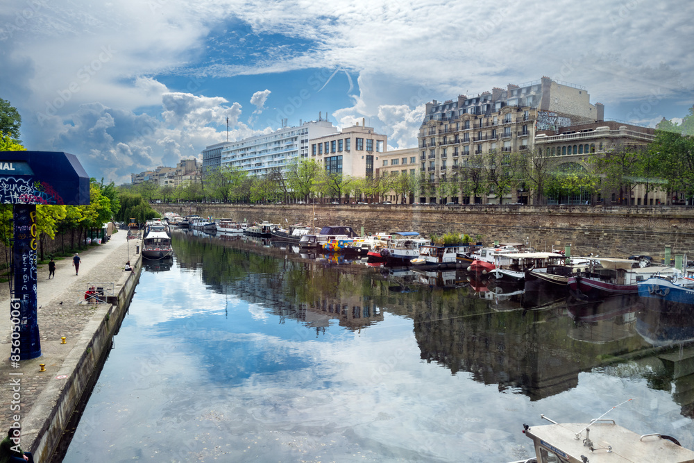 Le port  fluvial de loisir de Bercy dans le centre de Paris en France