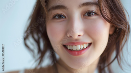 笑顔の女性の口元アップ写真_歯列矯正による美しい歯並び_美容・ホワイトニングイメージ