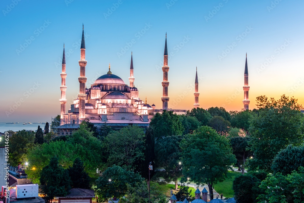 Fototapeta premium Blue or Sultan Ahmed mosque in center of Istanbul at sunset, Turkey