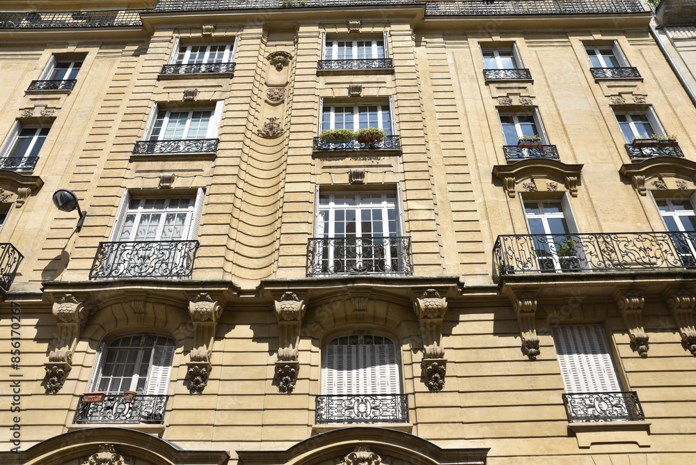 Obraz premium Immeuble haussmannien à Paris. France