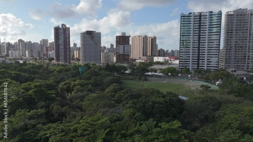 Drone se aproxima de anfiteatro do Parque Estadual do Cocó com prédios ao fundo. Drone se aproxima de anfiteatro do Parque Estadual do Cocó com prédios ao fundo.
