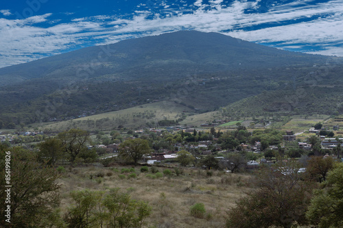 Vista panoramica de la mancha urbana proxima a jiquilpan, michoacan, se aprecian algunas tierras de cultivos de agave asi como tambien el rapido desarrollo urbano, se tomo con luz natural