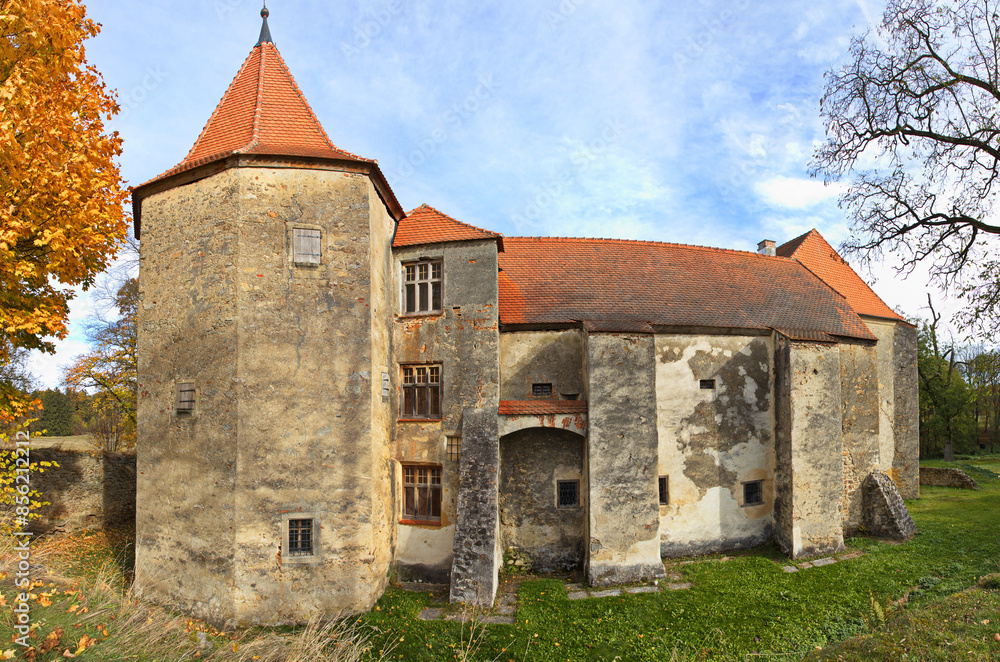 Fototapeta premium Castle Cuknstejn in public park 