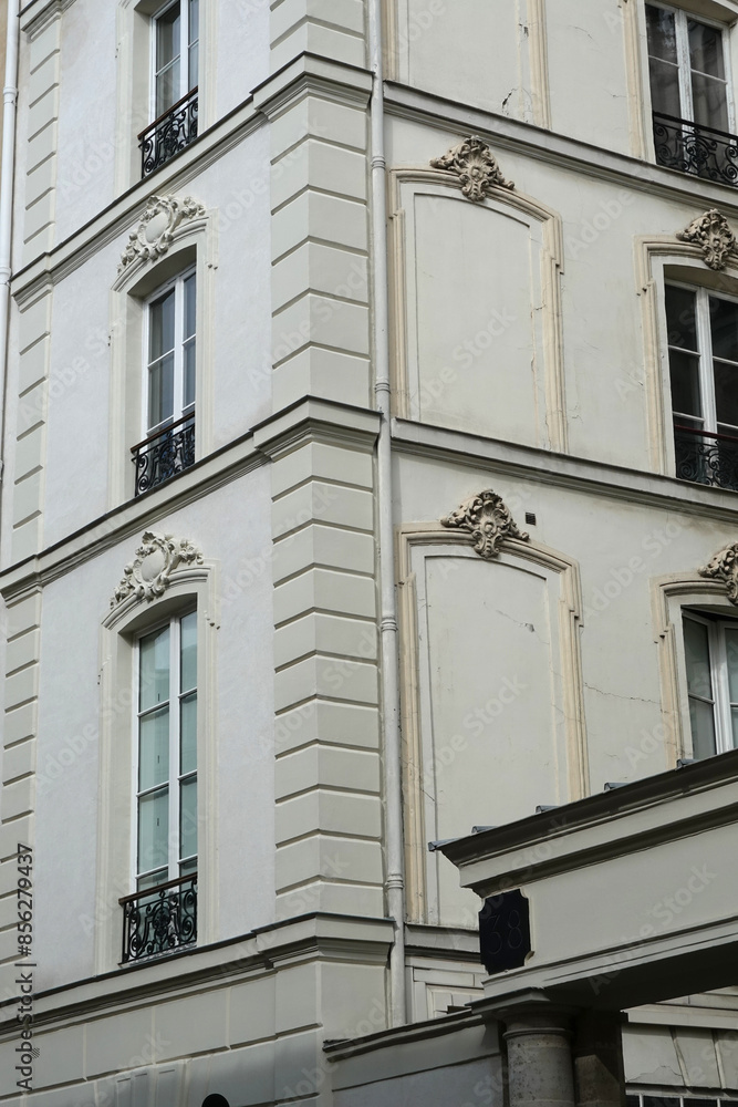 Obraz premium Fenêtres murées sur un immeuble Parisien