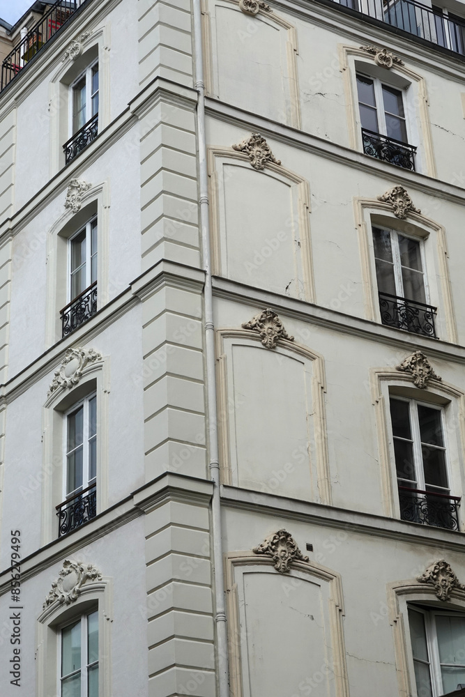 Obraz premium Fenêtres murées sur un immeuble Parisien à Paris