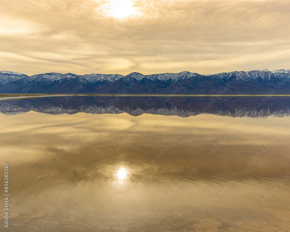 Obraz premium Sunset Reflections and The Sierra Nevada Mountains on The Flooded Salt Flats of Owens Lake, Lone Pine, California, USA