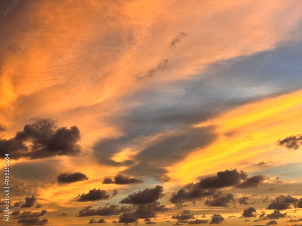 Obraz premium Fiery hues create tranquil skies