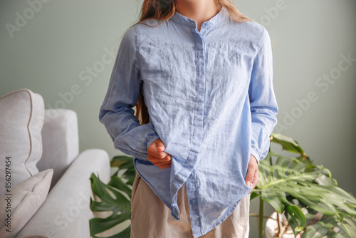 Fotografía The woman wore a rumpled shirt.