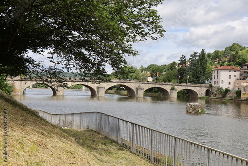 Pont sur le fleuve Loire, ville de Brives-Charensac, département de la Haute Loire, France photo