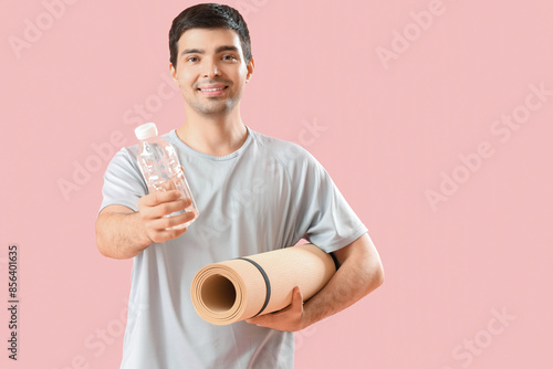 Sporty young man with bottl...
