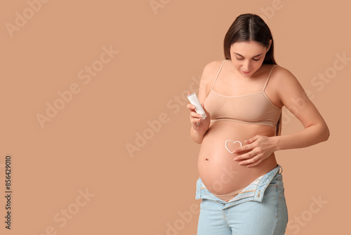 Young pregnant woman with h...