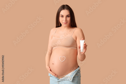 Young pregnant woman with h...