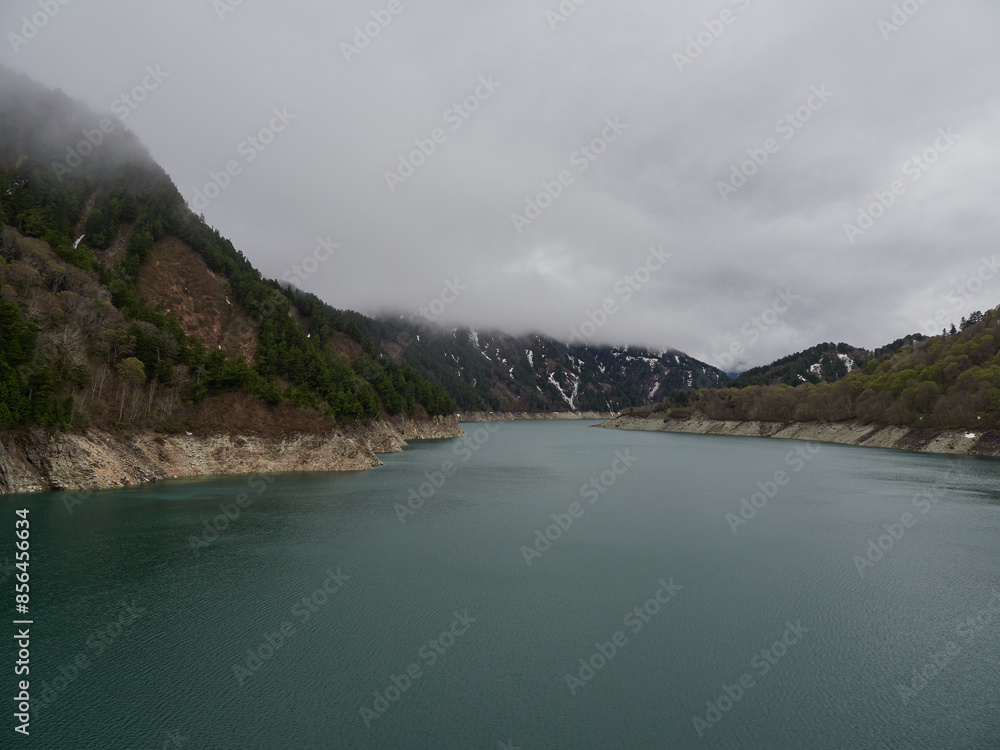 Obraz premium 初夏の立山黒部アルペンルートの黒部ダムの風景