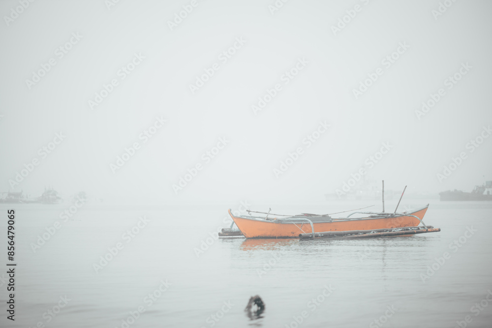 Obraz premium boat in the sea foggy weather, misty