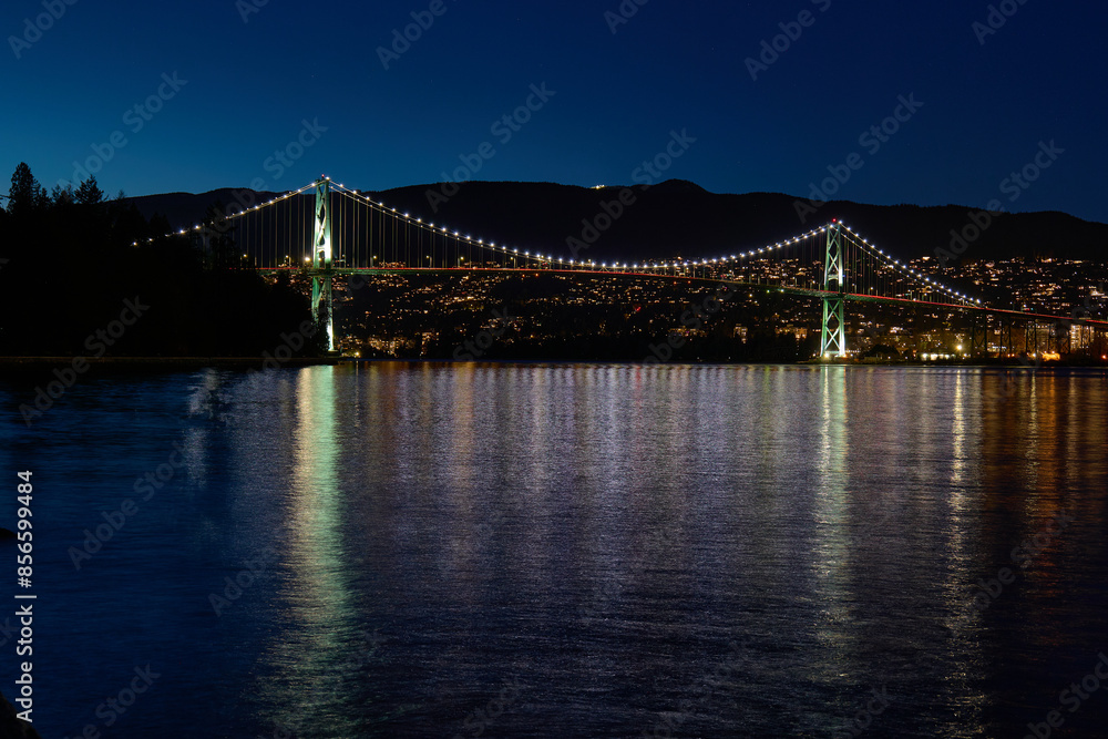 Fototapeta premium Lions Gate Bridge in Vancouver at dusk
