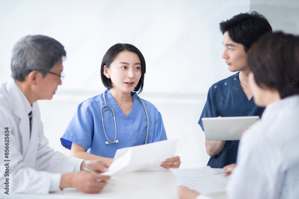 打ち合わせをする医師と看護師 打ち合わせをする医師と看護師