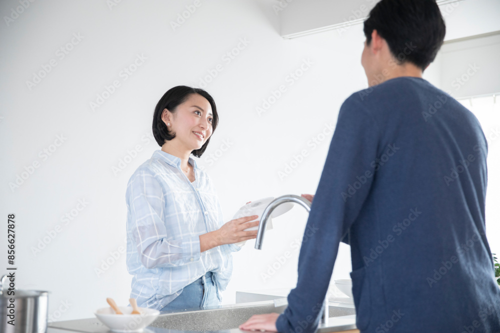 洗い物をする夫婦