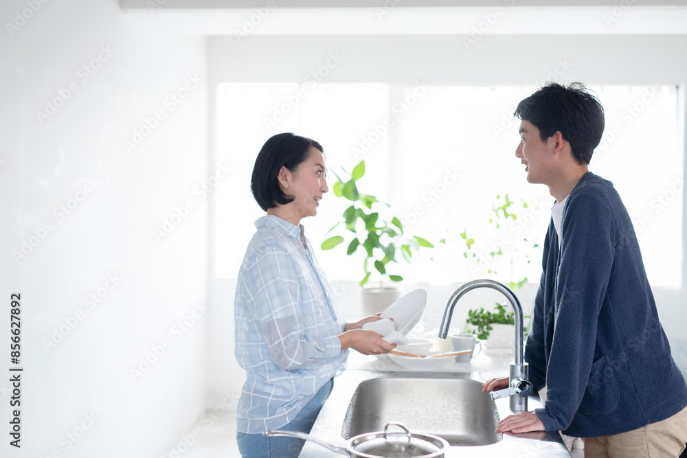 洗い物をする夫婦 洗い物をする夫婦