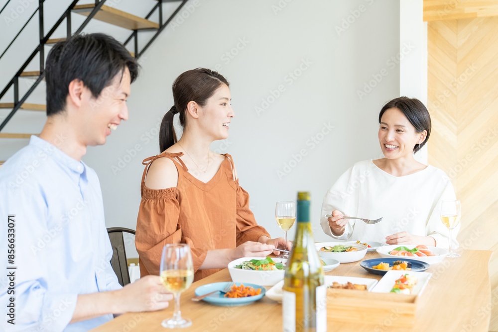 ホームパーティーをする日本人