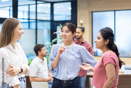 会話をする日本人と外国人グループ