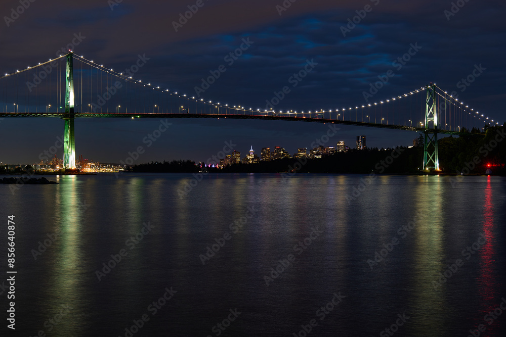 Fototapeta premium Lions Gate Bridge and Vancouver Skyline at night as seen from Ambleside Park in West Vancouver