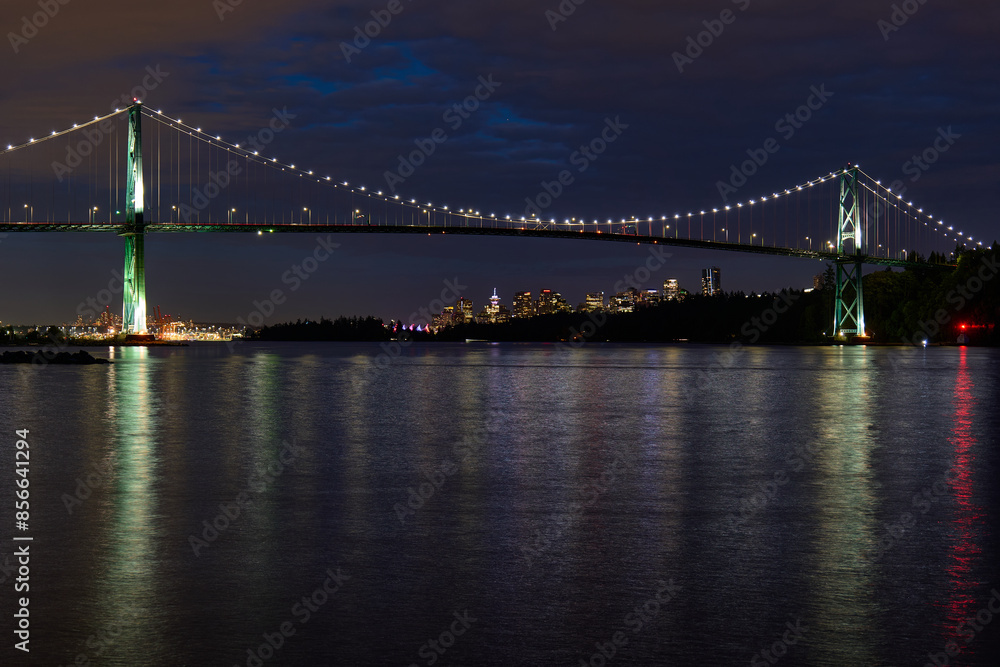 Fototapeta premium Lions Gate Bridge and Vancouver Skyline at night as seen from Ambleside Park in West Vancouver