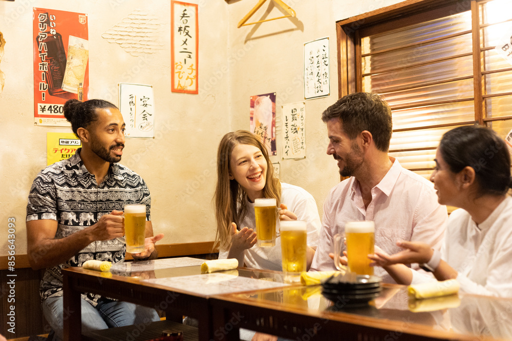 居酒屋を楽しむ外国人グループ 居酒屋を楽しむ外国人グループ