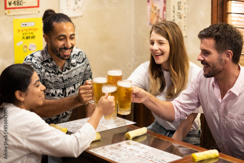 ビールで乾杯する外国人グループ photo