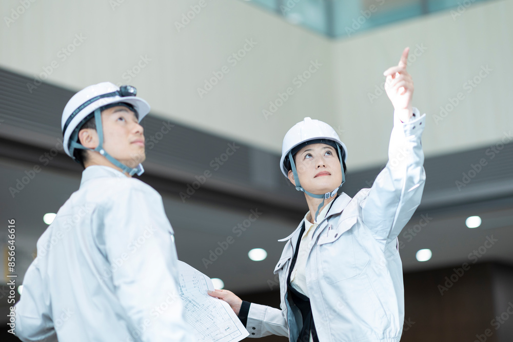 現場を確認する男性と女性 現場を確認する男性と女性