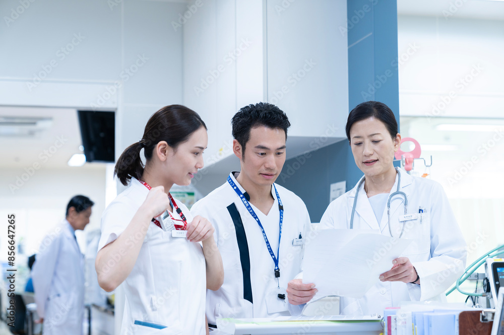 話し合う医師と看護師 話し合う医師と看護師