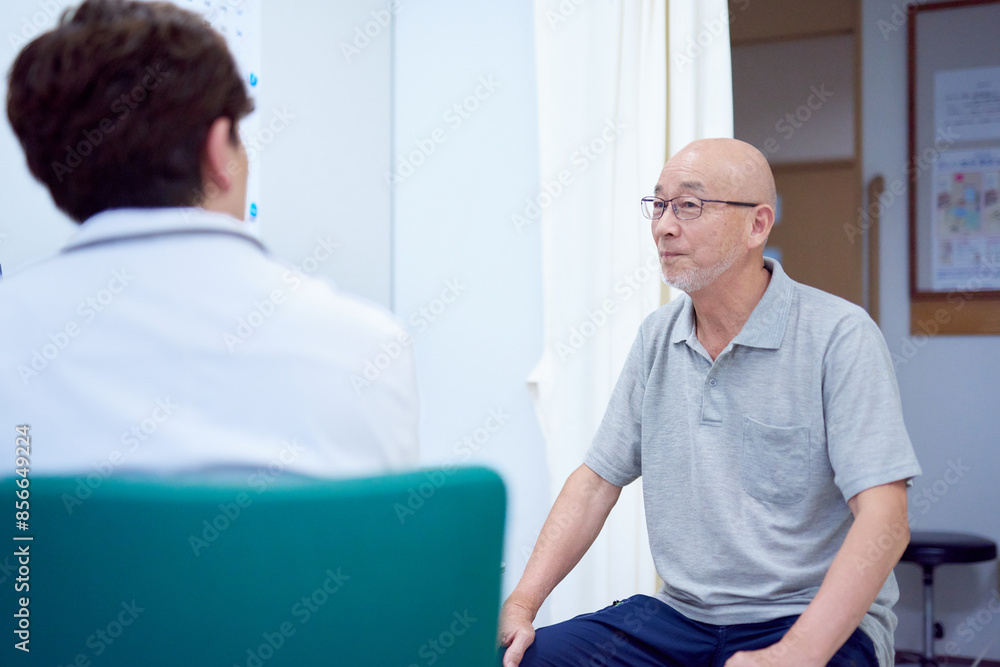 問診する医師と患者 問診する医師と患者
