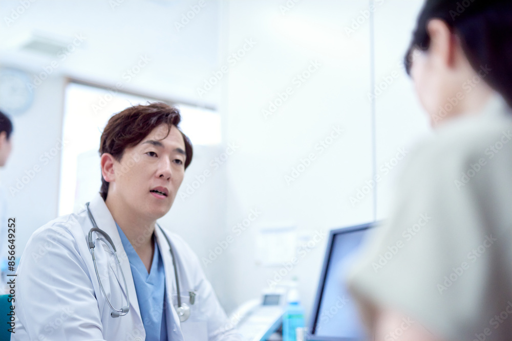 問診する医師と患者 問診する医師と患者