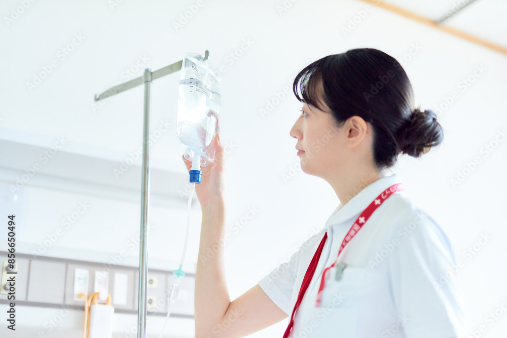 点滴の準備をする看護師