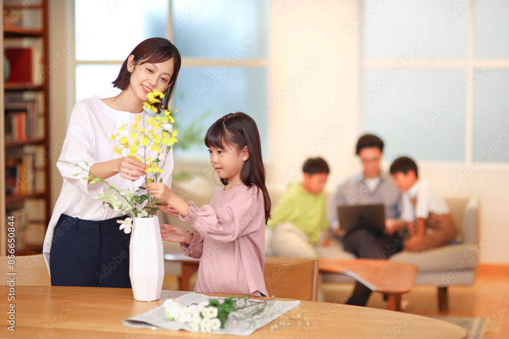 テーブルで花を活ける母娘 テーブルで花を活ける母娘