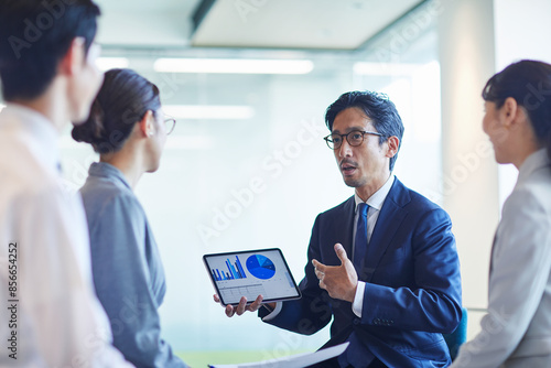 オフィスで会議をするビジネスマンとビジネスウーマン
