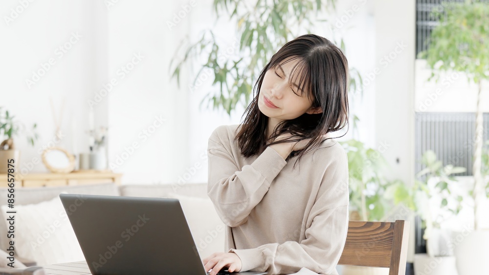 パソコン作業で肩こりを感じる女性 パソコン作業で肩こりを感じる女性