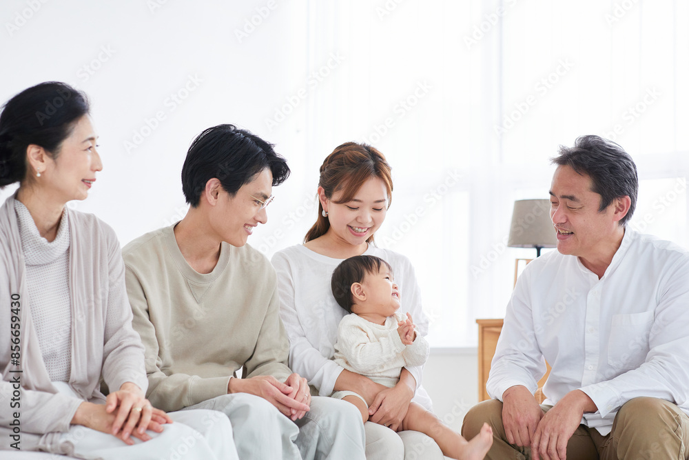 リビングでくつろぐ三世代家族