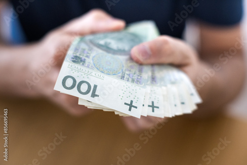 Osoba trzymając w dłoni banknoty. Biznes i finanse.  photo