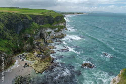 Blick von Dunluce Castle auf die Küste mit den Kalkformationein in Nordirland photo