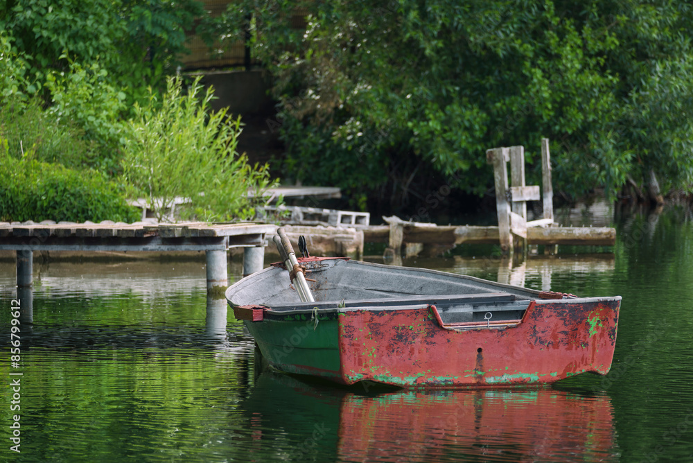 Obraz premium LANDSCAPE BY THE LAKE - Small old rowing boat on the lake